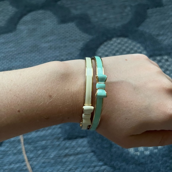 Kate Spade Blue & Cream Enamel Take A Bow Bangle Bracelets - Picture 2 of 6